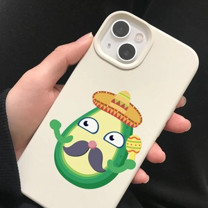 Main tenant une coque de téléphone crème avec un design d'avocat mexicain amusant