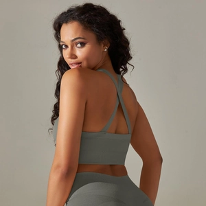 Détail de la brassière de yoga dos croisé avec bande côtelée et legging respirant