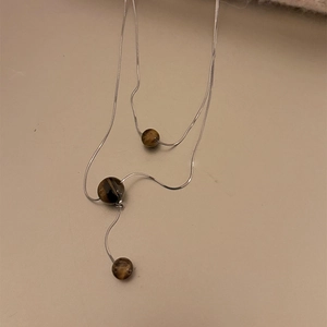 Elegante doppellagige silberne Schlangenkette mit braunen Tigerauge-Steinperlen