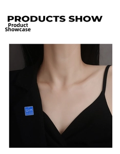 Gros plan sur la broche émaillée bleue du tableau périodique sur le revers d'un costume