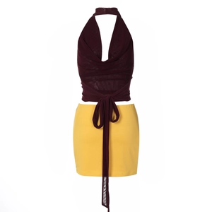 Détail du haut licou bordeaux avec laçage frontal et ensemble mini-jupe jaune