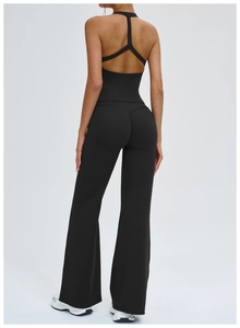 Vista posteriore del gilet yoga nero e leggings svasati con design della schiena a Y