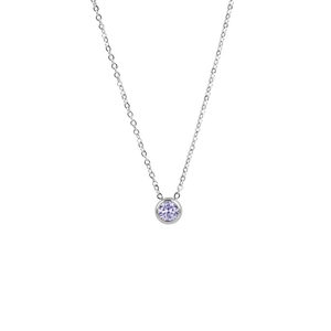 Detailansicht der silbernen O-Kette mit einem runden, hellvioletten Zirkonia-Anhänger