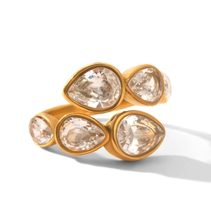 Vista macro dell'anello in acciaio placcato oro 18K con zirconi con taglio a pera