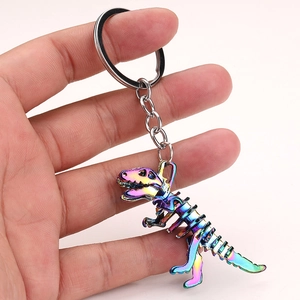 Detailansicht eines regenbogenfarbenen Dinosaurier-Skelett-Schlüsselanhängers