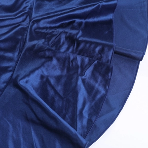 Gros plan sur la texture en velours bleu foncé lisse de cette élégante robe longue d'été
