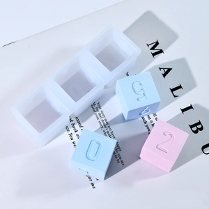 Détail du moule en silicone carré à 4 cavités pour blocs de calendrier en résine
