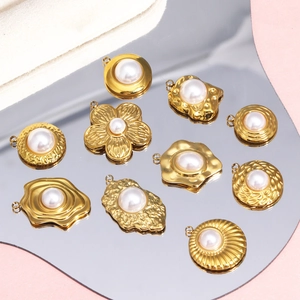 Pendentifs vintage en acier doré avec fleurs, cœurs et perles pour bijoux artisanaux