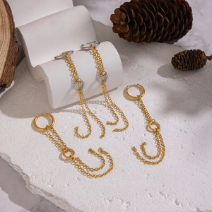Orecchini a cerchio minimalisti con catena a nappa in oro e argento su pietra