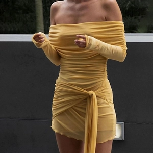 Détail de la robe courte jaune à épaules dénudées avec tissu froncé et manches longues