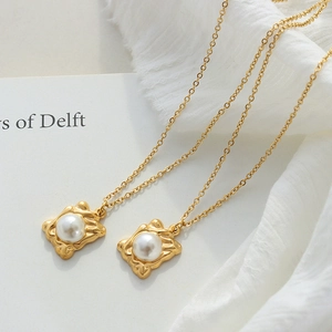 French ins style gold square pendant necklace with central white pearl and texture