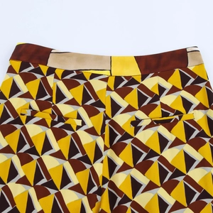 Dettaglio vita posteriore dei pantaloni con motivo geometrico e tasche a filo gialle