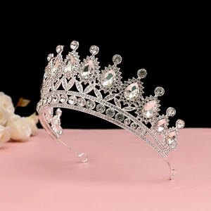 Dettaglio della tiara da sposa vintage argento con cristalli a goccia e rose bianche