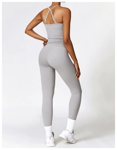 Détail de l'ensemble de yoga gris montrant le soutien-gorge de sport et le legging taille haute