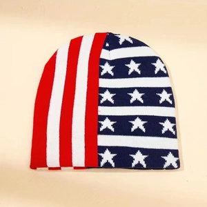Detail der USA-Flaggen-Strickmütze mit rot-weißen Streifen und blauen Sternmustern