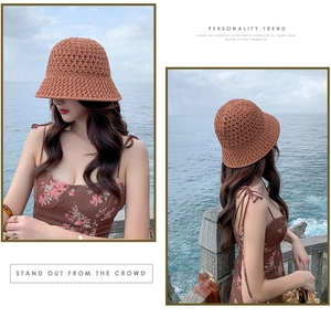 Détail d'un bob en crochet marron avec motif ajouré pour les vacances d'été