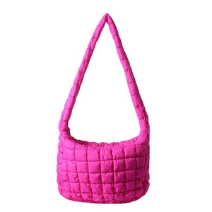 Große stylische leuchtend fuchsiafarbene gesteppte Cloud-Schultertasche für Damen