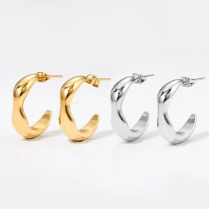 Irregular C-shaped earrings with wavy texture in polished gold and silver finishes
