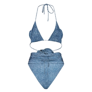 Détail d'un bikini à imprimé denim bleu avec taille plissée et liens sur les côtés
