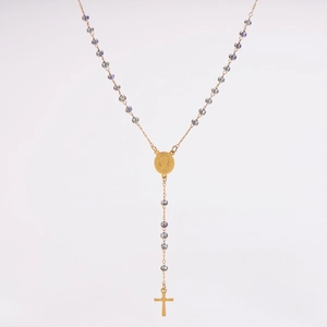Détail d'un collier chapelet doré avec perles grises, médaille de Marie et croix