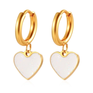 Vue détaillée de boucles d'oreilles cœur dorées avec finition émaillée blanche pailletée