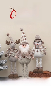 Detailansicht der Teleskop-Weihnachtspuppen mit Weihnachtsmann, Rentier und Schneemann