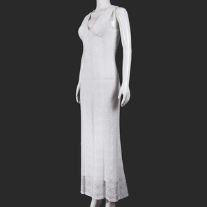 Détail d'une robe longue sans manches en dentelle blanche avec texture florale et coupe slim