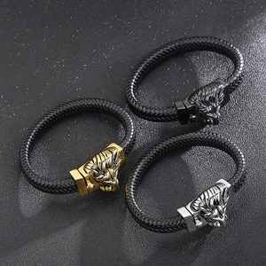 Trois bracelets en cuir tressé avec têtes de loup en finitions or, argent et gris