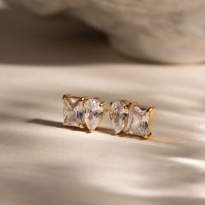Eleganti orecchini in acciaio placcato oro 18K con zirconi a goccia e rettangolari