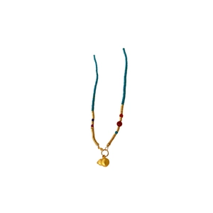 Collier ethnique avec pendentif gourde plaqué or et perles colorées sur fond blanc neutre