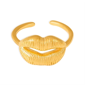 Minimalist gold lip-shaped open ring in PVD plated stainless steel with textured finish