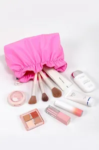 Beauty case rosa con ciondolo a perla che mostra l'ampio spazio per i cosmetici