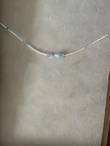 Détail du collier de perles de riz blanches avec accents en cristal bleu clair de plage