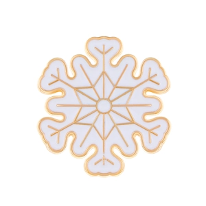 Détail d'une broche flocon de neige en émail blanc avec contour en métal doré poli