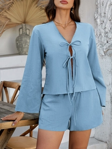 Detail von blauem V-Ausschnitt Langarm-Oberteil und Shorts Set aus Baumwoll-Leinen-Stoff