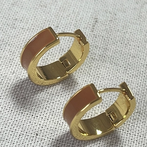 Orecchini a cerchio minimalisti in ottone dorato con inserto in smalto retrò marrone