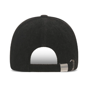 Vue arrière de casquette de baseball noire texturée avec boucle en métal réglable
