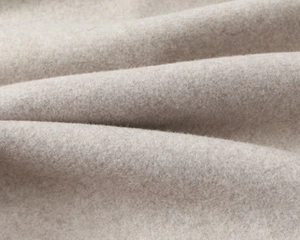 Gros plan macro montrant la texture douce de la laine et les détails du long manteau
