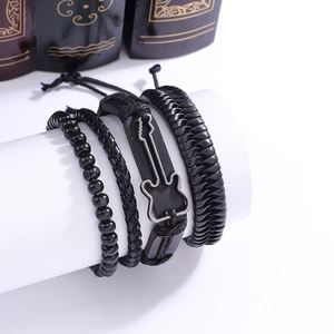 Vue détaillée d'un ensemble de 4 bracelets en cuir noir avec un pendentif guitare argenté