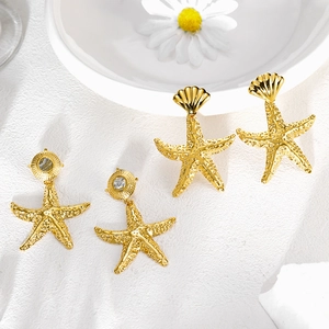 Seestern-Ohrstecker aus 18K vergoldetem Edelstahl mit Muscheln und Kristallen