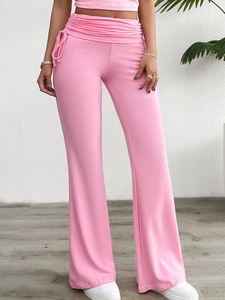 Détail du pantalon évasé rose à taille haute avec cordon latéral et taille froncée