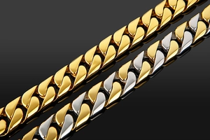 Vue macro d'une chaîne à maillons cubains plaquée or 18 carats avec détails métalliques