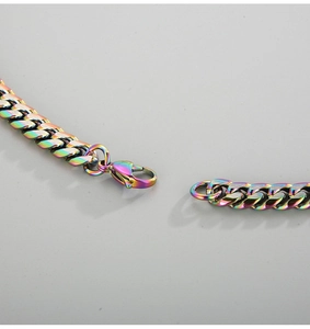 Makroaufnahme einer regenbogenfarbenen Edelstahl-Panzerkette mit Detail des Verschlusses