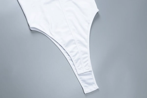 Detaillierte Nahaufnahme der weißen Bodysuit-Nähte und hochelastischen Stoffe