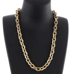 Collier à gros maillons O en acier inoxydable doré 10mm sur un support de cou noir