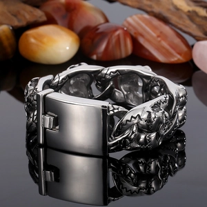 Vue détaillée d'un bracelet punk en acier inoxydable avec gravures de crânes doubles