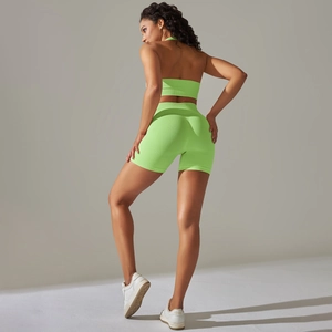 Dettaglio del set yoga in maglia verde neon senza cuciture con trama a coste e pantaloncini