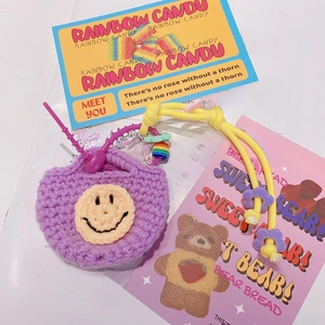Mini pochette tressée violette faite main avec motif smiley jaune et breloques à fleurs