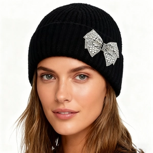 Bonnet en maille côtelée noire pour femme avec nœud en strass et revers pour l'hiver