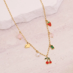 Collana dorata con ciondoli a ciliegia e fragola con perle e gemme verdi